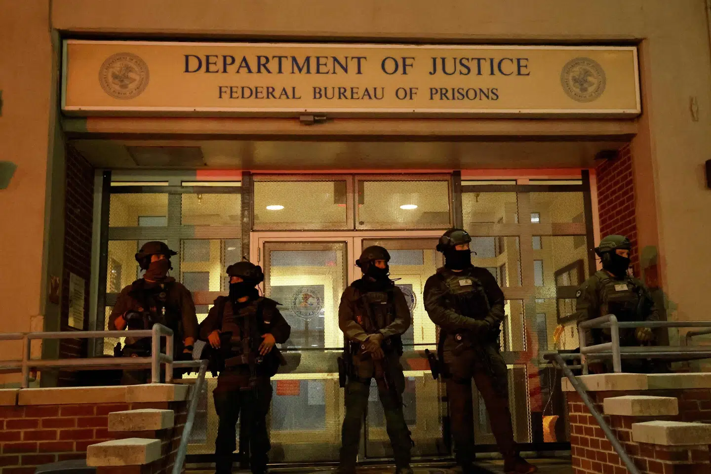 Bevæbnede betjente står foran et fængsel i bydelen Brooklyn i New York, hvor den tilfangetagne venezuelanske præsident, Nicolas Maduro, menes at blive holdt fængslet.