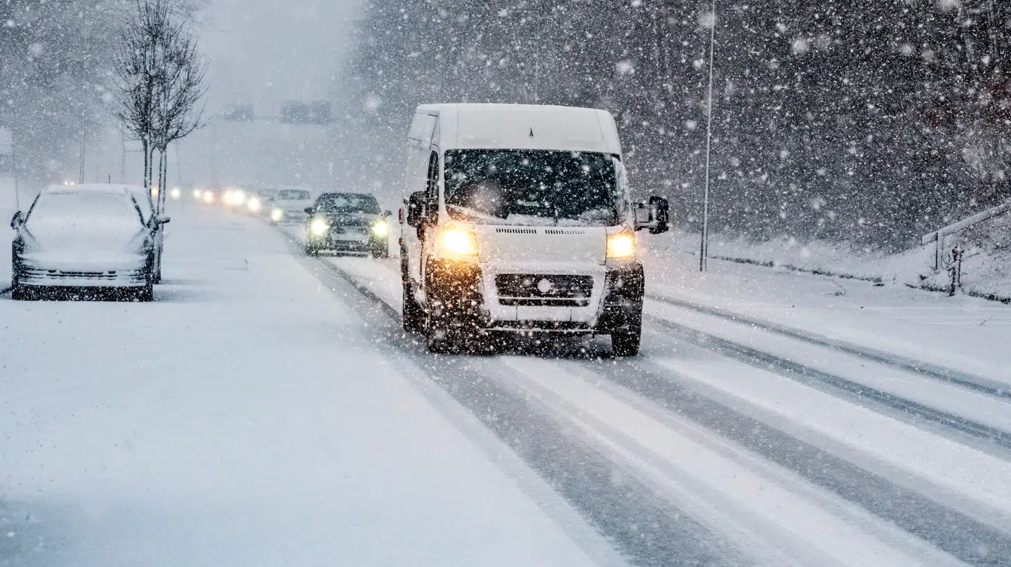 Søndagens snevejr giver stadig glatte veje. Ligesom billedet fra Aalborgs gader, da sneen ramte fredag d. 2. januar.