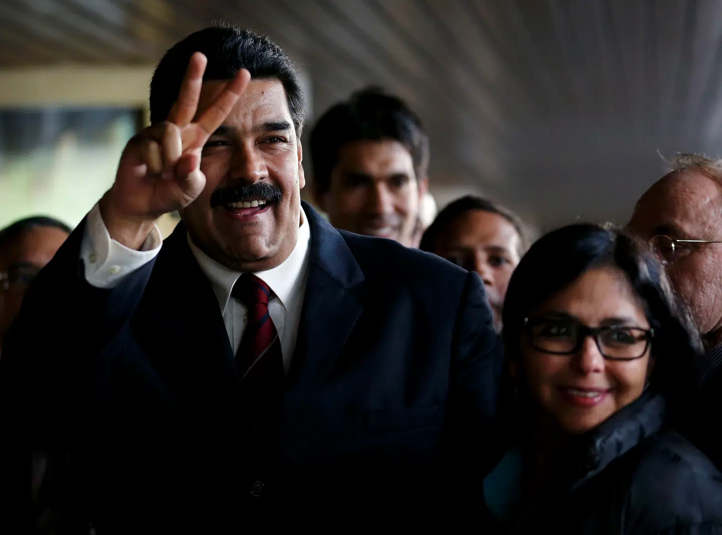 Venezuelas tidligere præsident Nicolás Maduro (til venstre) ses her i 2015 sammen med Delcy Rodríguez, som på daværende tidspunkt var landets udenrigsminister. I dag har USA indsat hende som Venezuelas øverste leder.