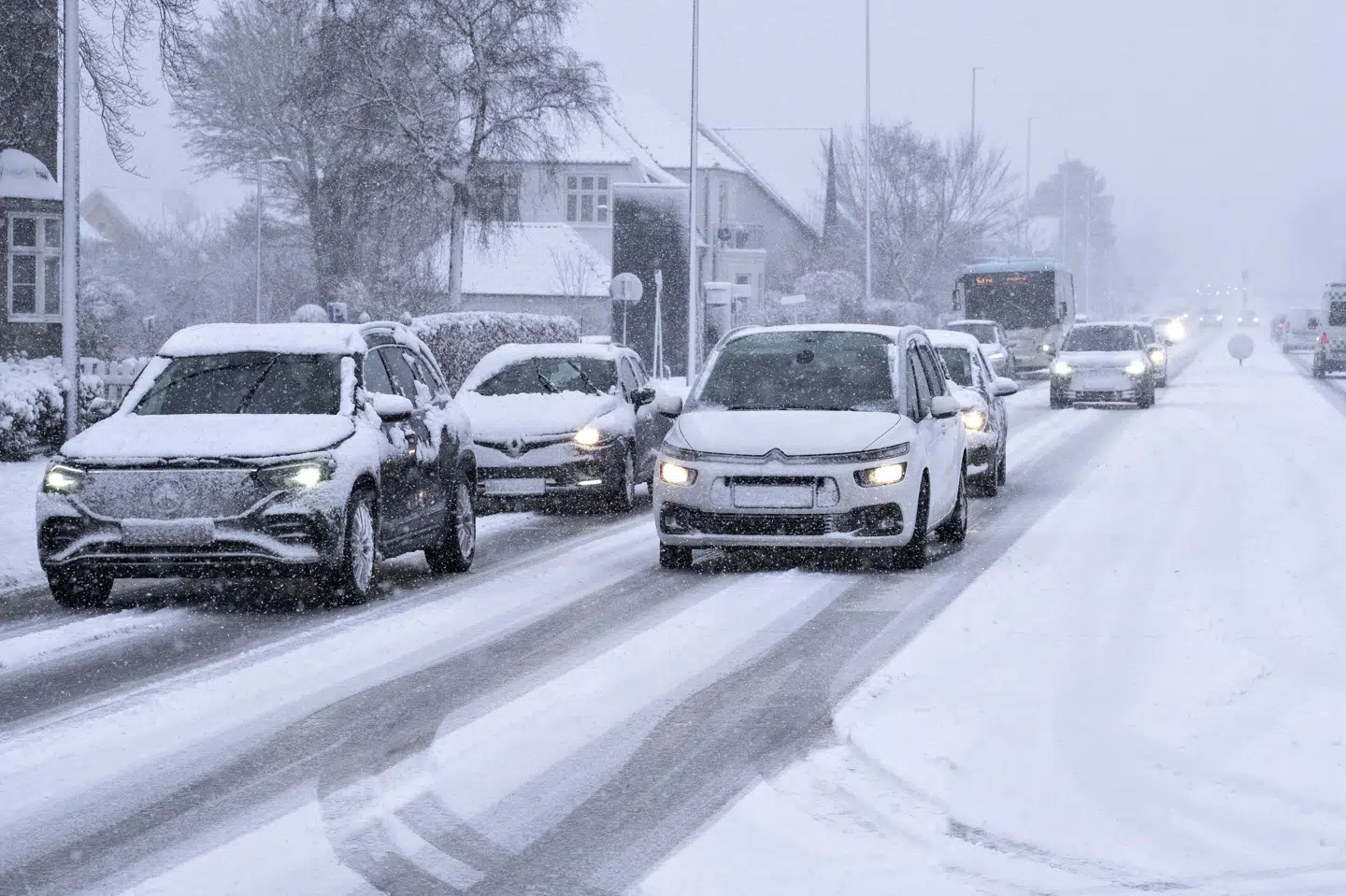De isglatte veje gør, at trafikken kører en del langsommere end normalt. Det snefulde vejr påvirkede blandt andet trafikken 2. januar i Aalborg.