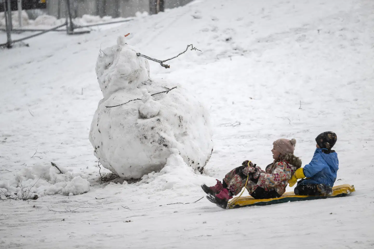 Snevejret har i weekenden fået børnene i Stockholm ud på kælkebakkerne. Store dele af Sverige har fået sne, og der er søndag frostvejr de fleste steder.