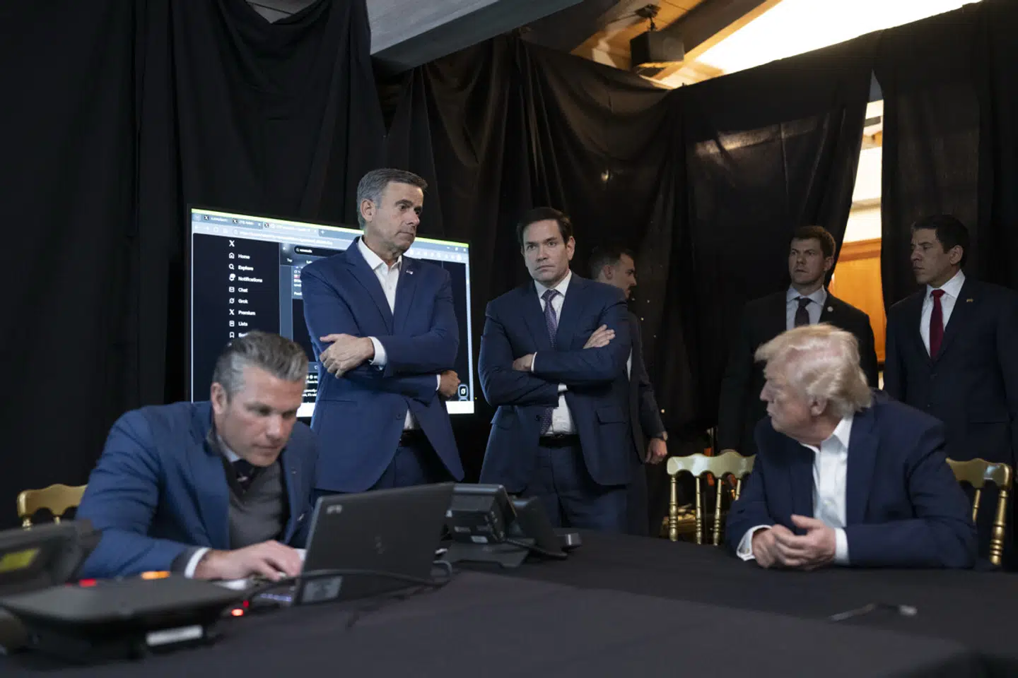 Donald Trump (th.) fulgte med i missionen sammen med blandt andre krigsminister Pete Hegseth (tv.), FBI-direktør John Ratcliffe og udenrigsminister Marco Rubio (i midten).