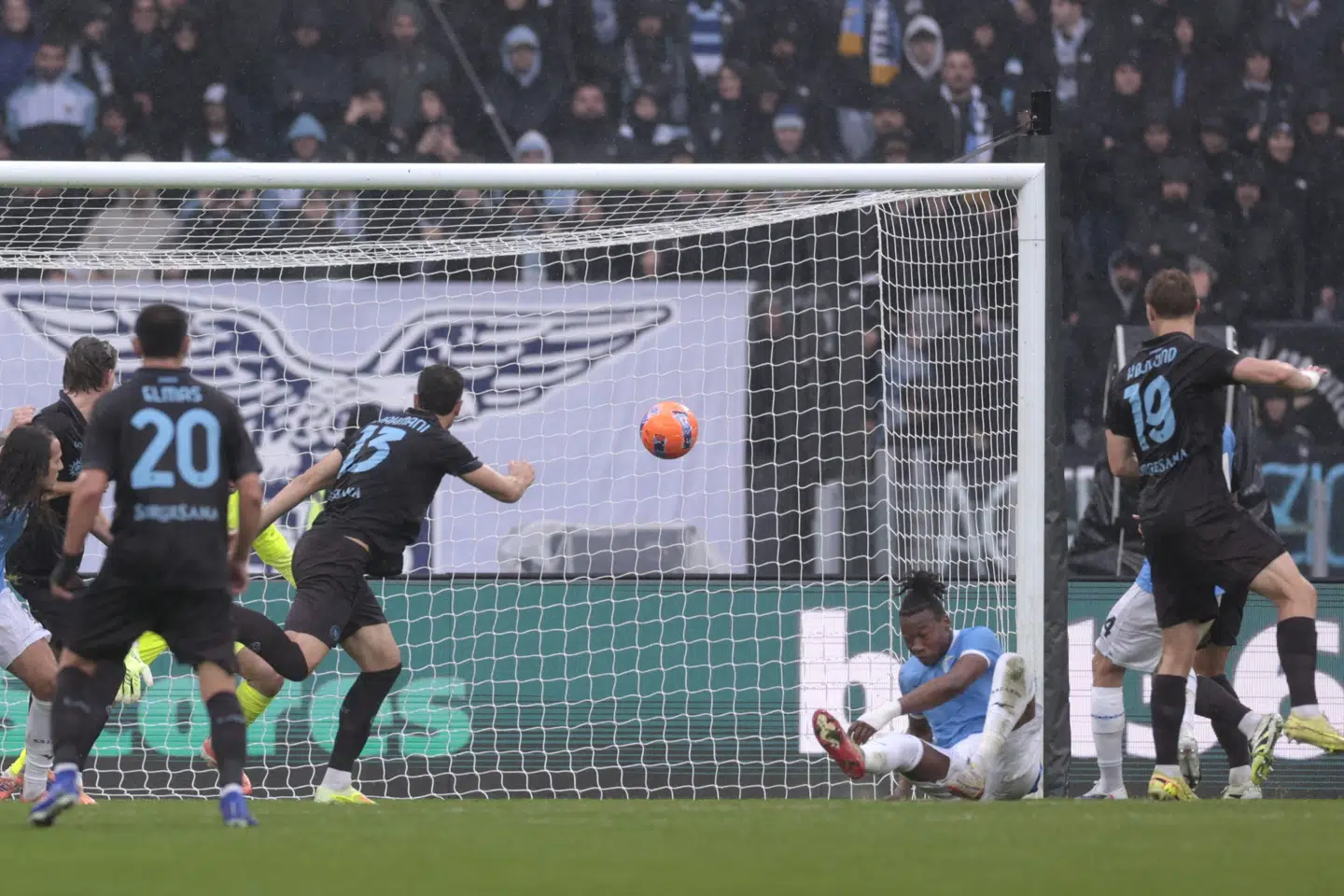 Rasmus Højlund (med nummer 19) har trukket et par mand væk, da Amir Rrahmani bringer Napoli på 2-0 mod Lazio.