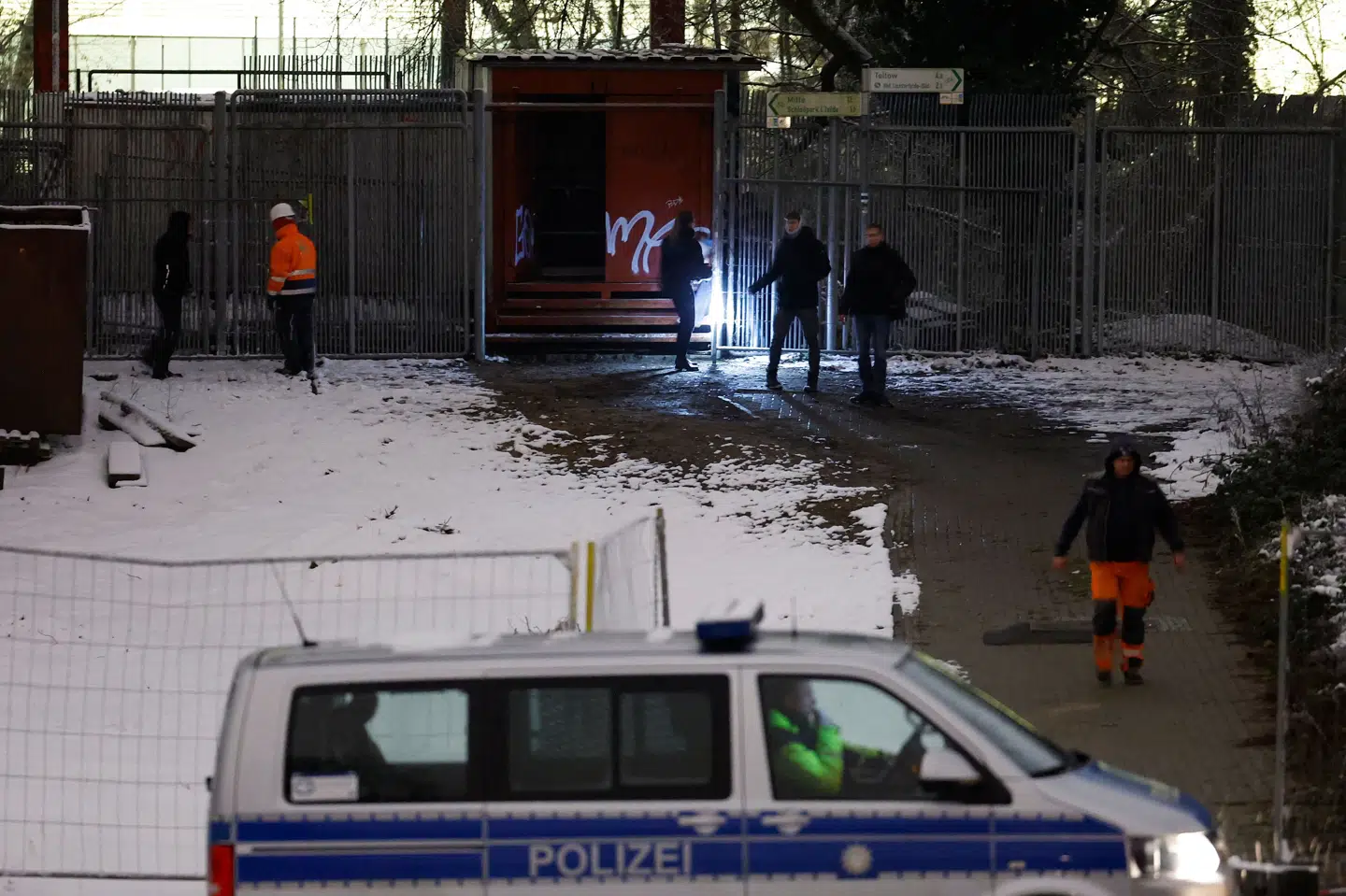 Politiet har lørdag og søndag efterforsket en brand på nogle strømkabler, der løber til kraftværket i Lichterfelde i Berlin. En aktivistisk gruppe har taget ansvaret for branden, der har mørklagt Berlin.
