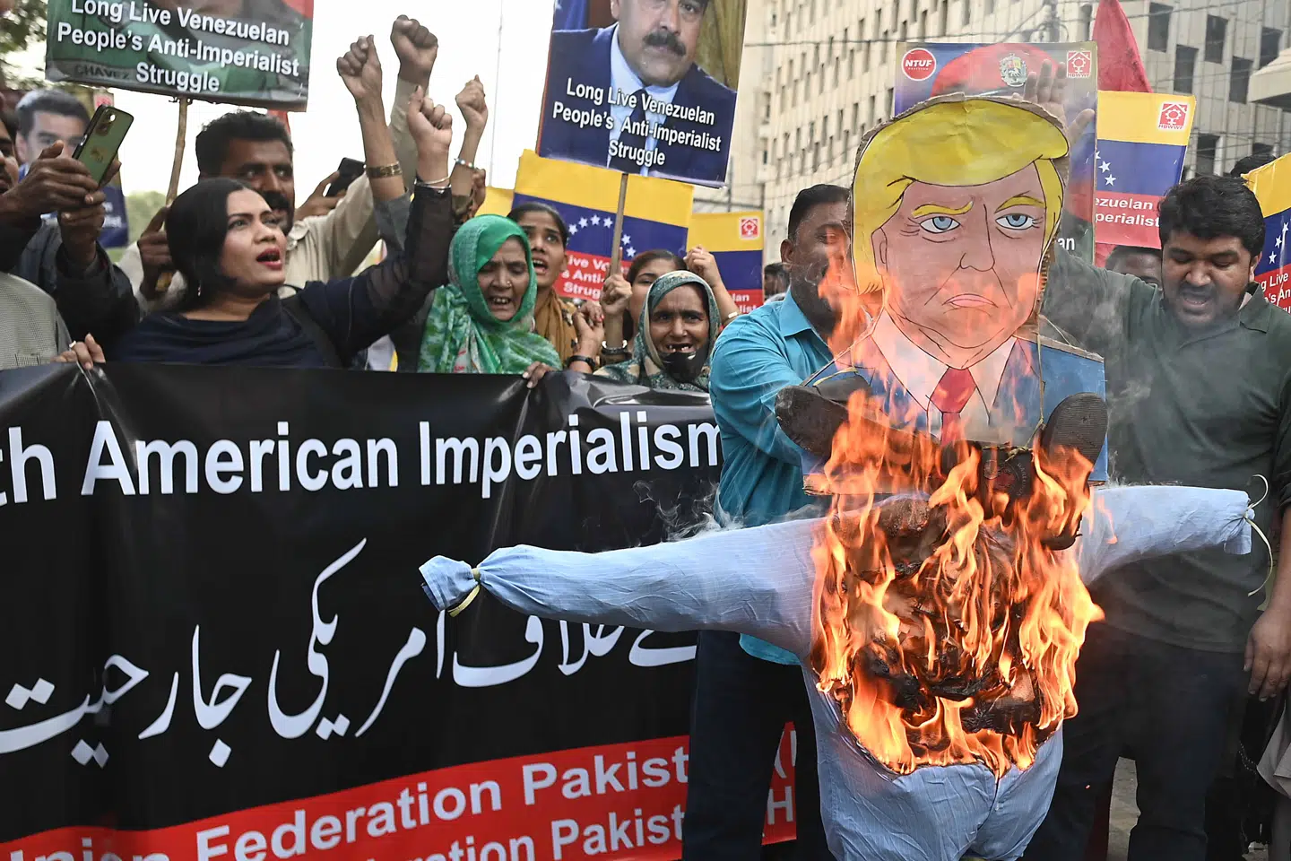 Over hele verden har folk reageret med demonstrationer for og imod USAs og Donald Trumps arrestation af Nicolás Maduro. her er det i Pakistan, at præsidentens billede brændes af i protest mod aktionen, mens eksilvenezuelanere i Spanien og Panama fejrede Maduros skæbne.