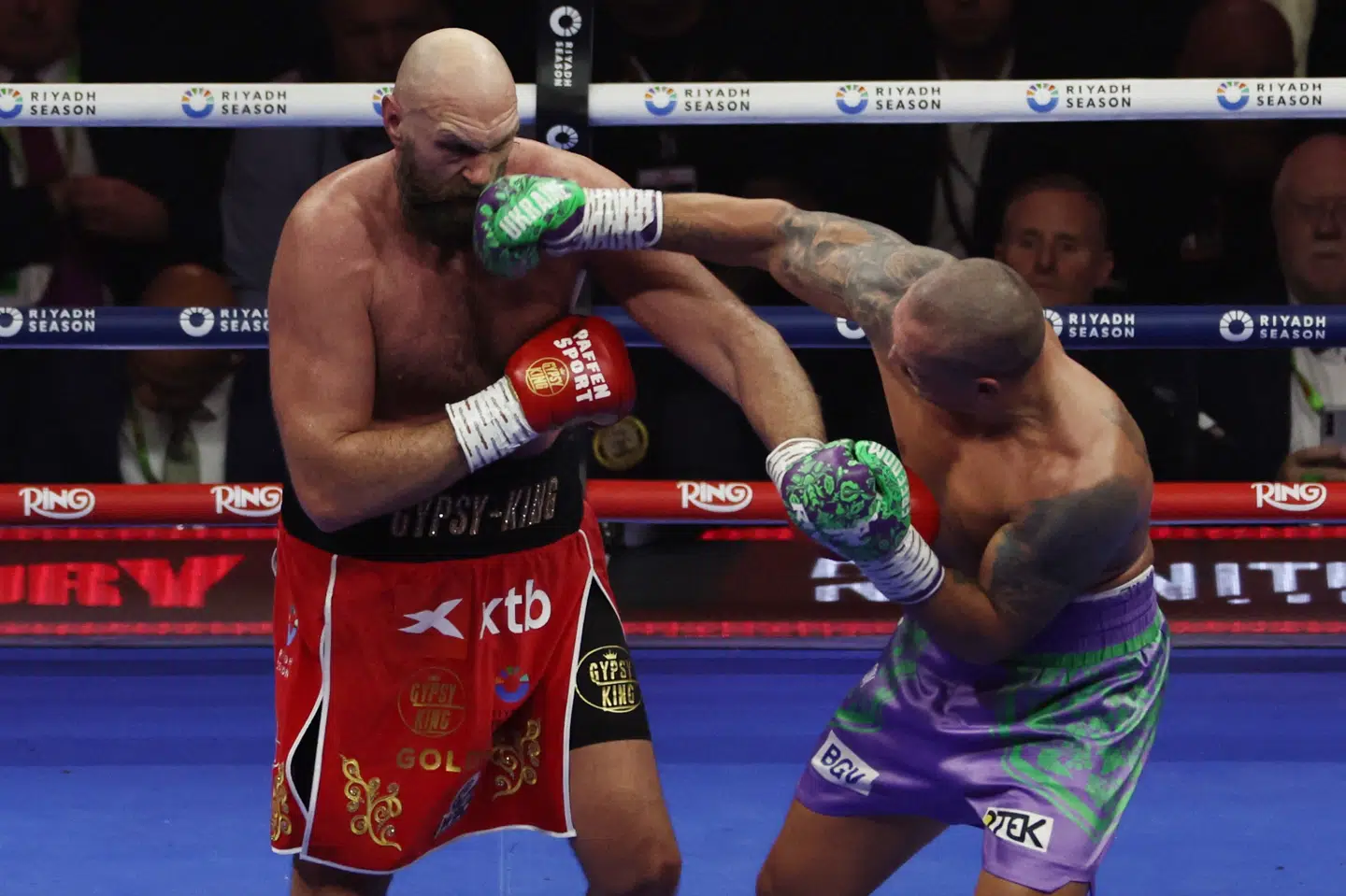 Tyson Fury (til venstre) tabte i 2024 to gange til Oleksandr Usyk. Det andet nederlag kom lige inden jul, og kort inde i 2025 annoncerede briten et karrierestop. Det varede dog kun et år. (Arkivfoto).