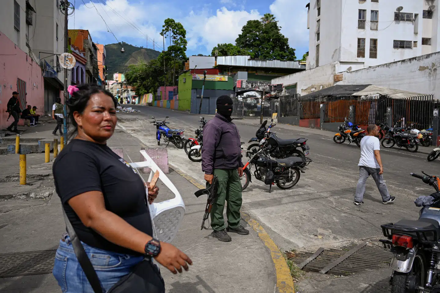 Et medlem af den venezuelanske proregime-milits »Colectivos« holder vagt lørdag efter det amerikanske angreb på landet.