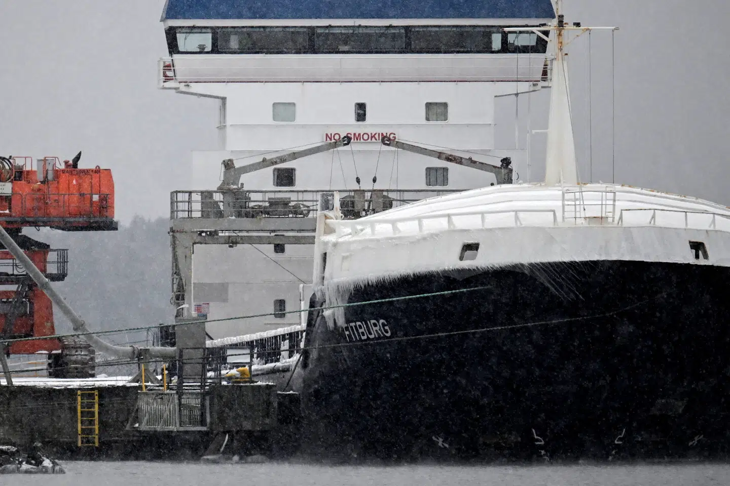 Skibet "Fitburg", som søndag ligger i den finske havn i Kantvik, menes at have beskadiget et søkabel mellem Estland og Finland.