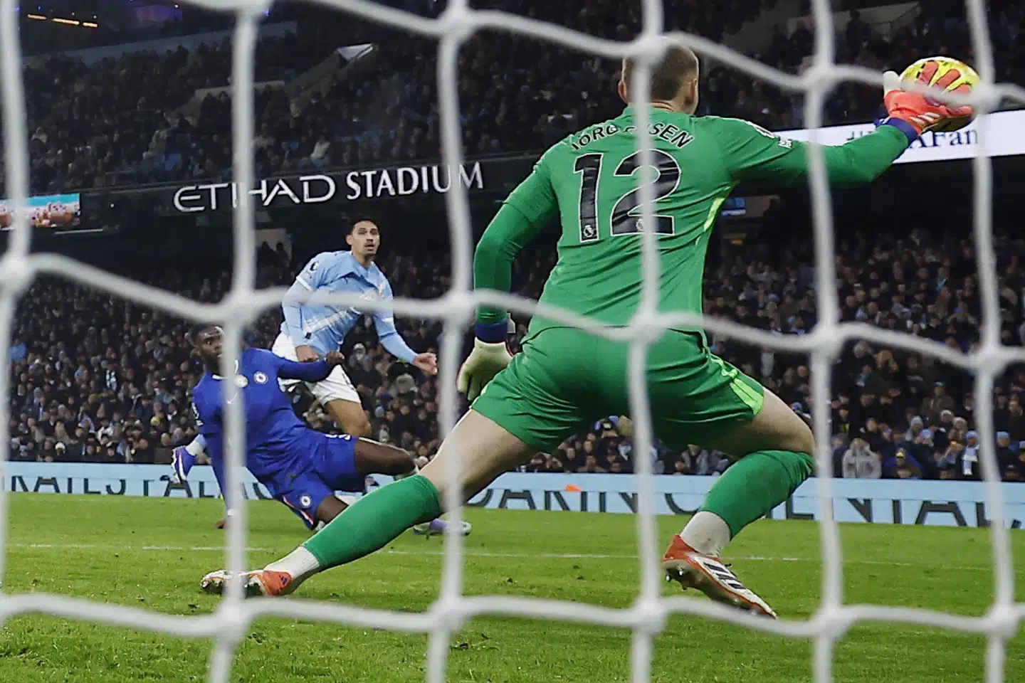 Manchester Citys midtbanespiller Tijjani Reijnders passerede Chelsea-keeper Filip Jørgensen kort før pausen. Kampen endte 1-1.