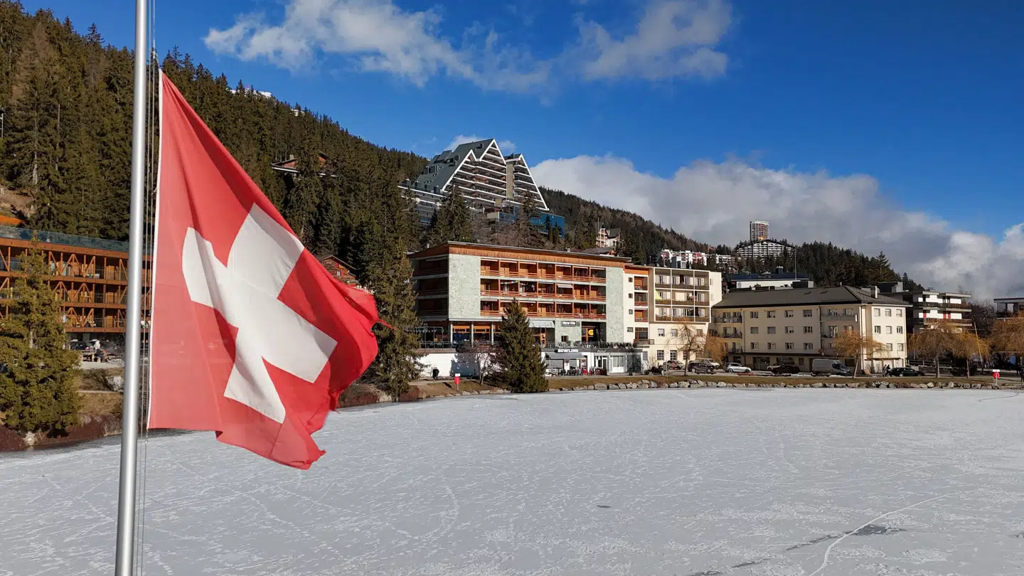 Der er blevet flaget på halvt i Schweiz efter branden, der har dræbt 40 personer.