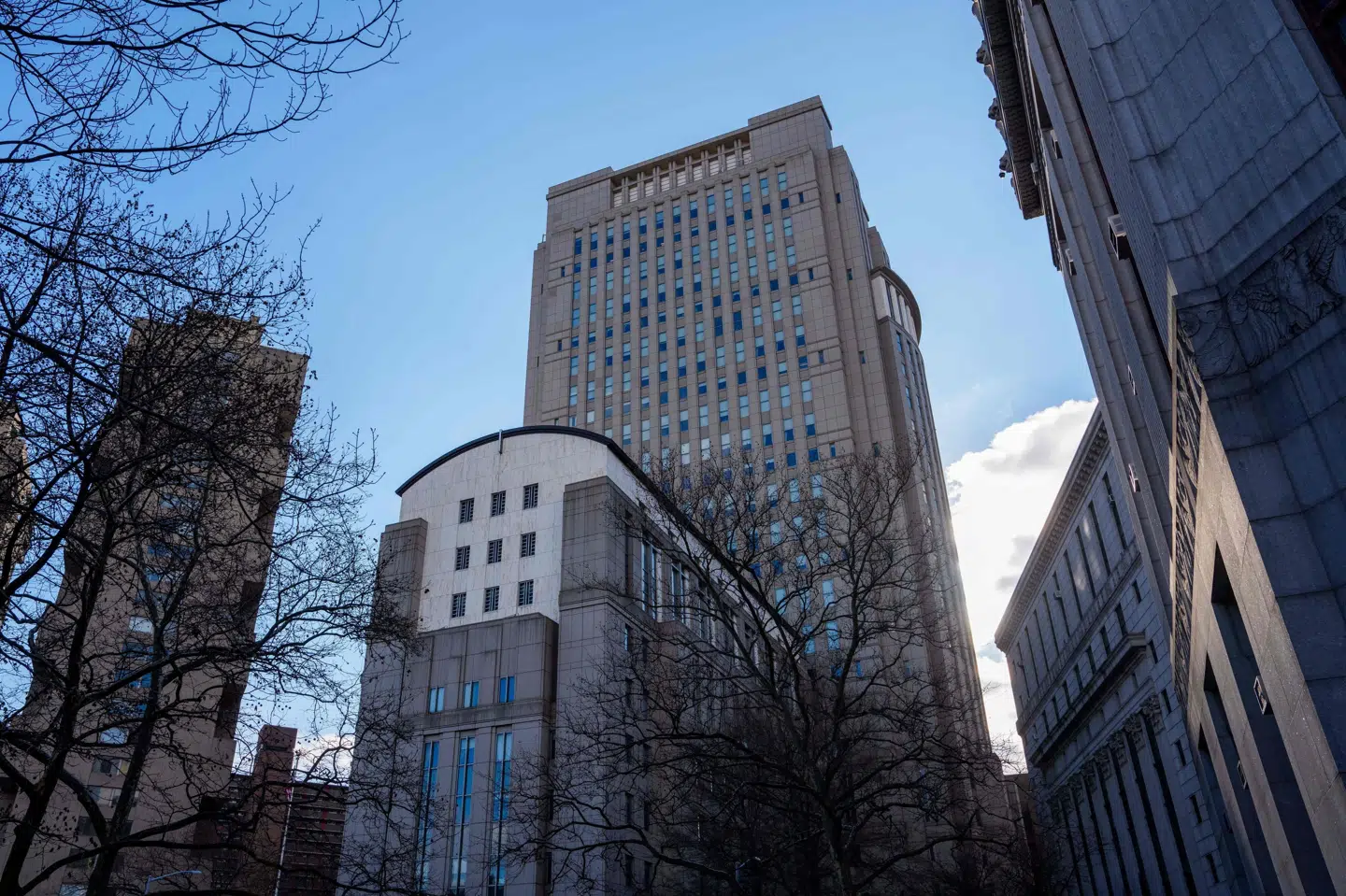 Maduro skal møde i retten mandag middag lokal tid i USA, skriver flere medier. Præsidenten er anklaget for at stå bag sammensværgelse om kokainsmugling og narkoterrorisme.