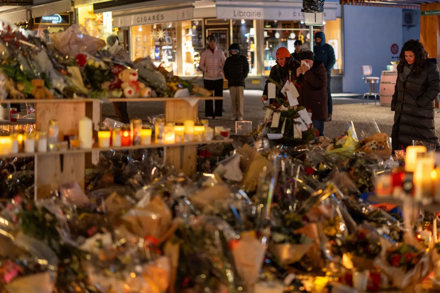 Lys brænder lørdag for ofrene for en brand i Crans-Montana i Schweiz.