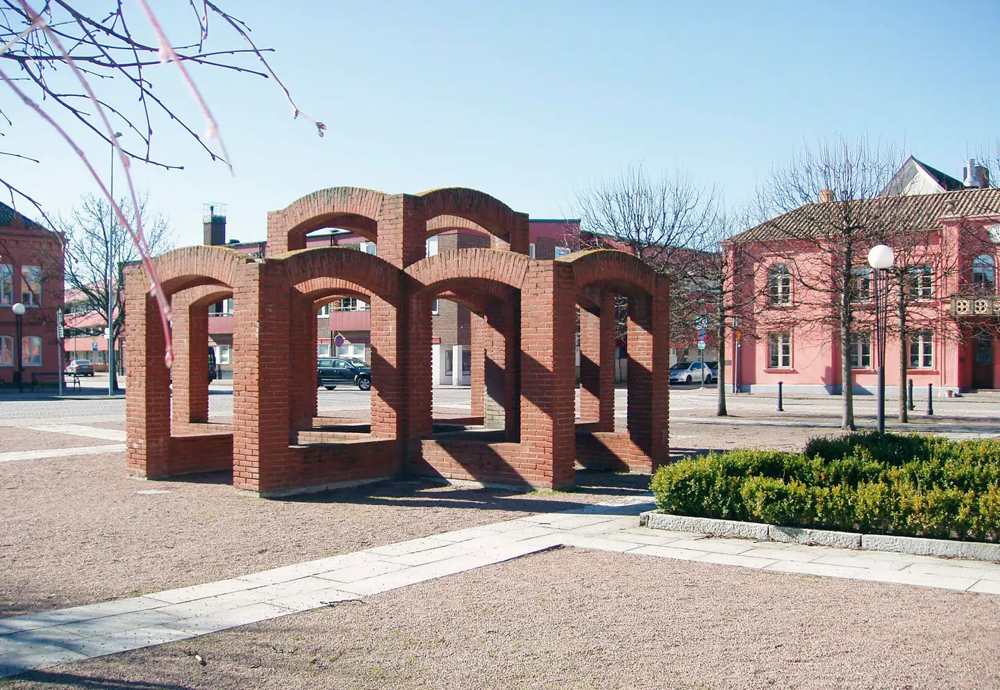 Til Gruvtorget i den svenske by Höganäs lavede Per Kirkeby dette værk i 1994. Höganeäs var en mineby engang, og Gruvtorget er ifølge Kirkeby selv »en plads med stilfærdigt smertefulde erindringer om noget, der ikke er mere«.