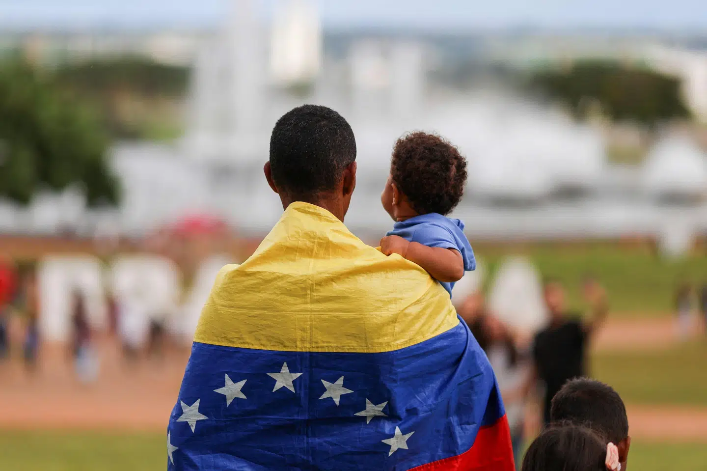 Mand med venezuelansk flag ses under en demonstration i Brasiliens hovedstad, Brasilia, søndag. Lørdag blev Maduro og hans hustru taget til fange af amerikanske styrker.