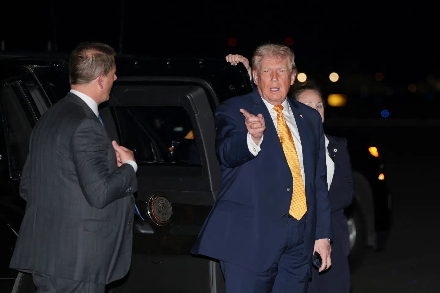 USA's præsident, Donald Trump, gik søndag om bord på Air Force Once, hvor journalister natten til mandag har spurgt ham til Grønland.