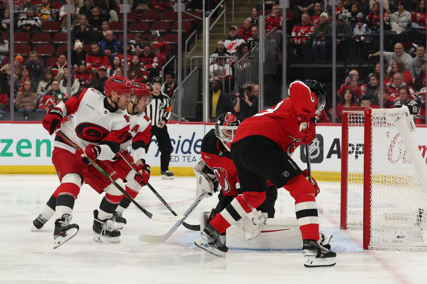 Nikolaj Ehlers scorede til 1-0 for Carolina Hurricanes i en 3-1-sejr ude over New Jersey Devils.