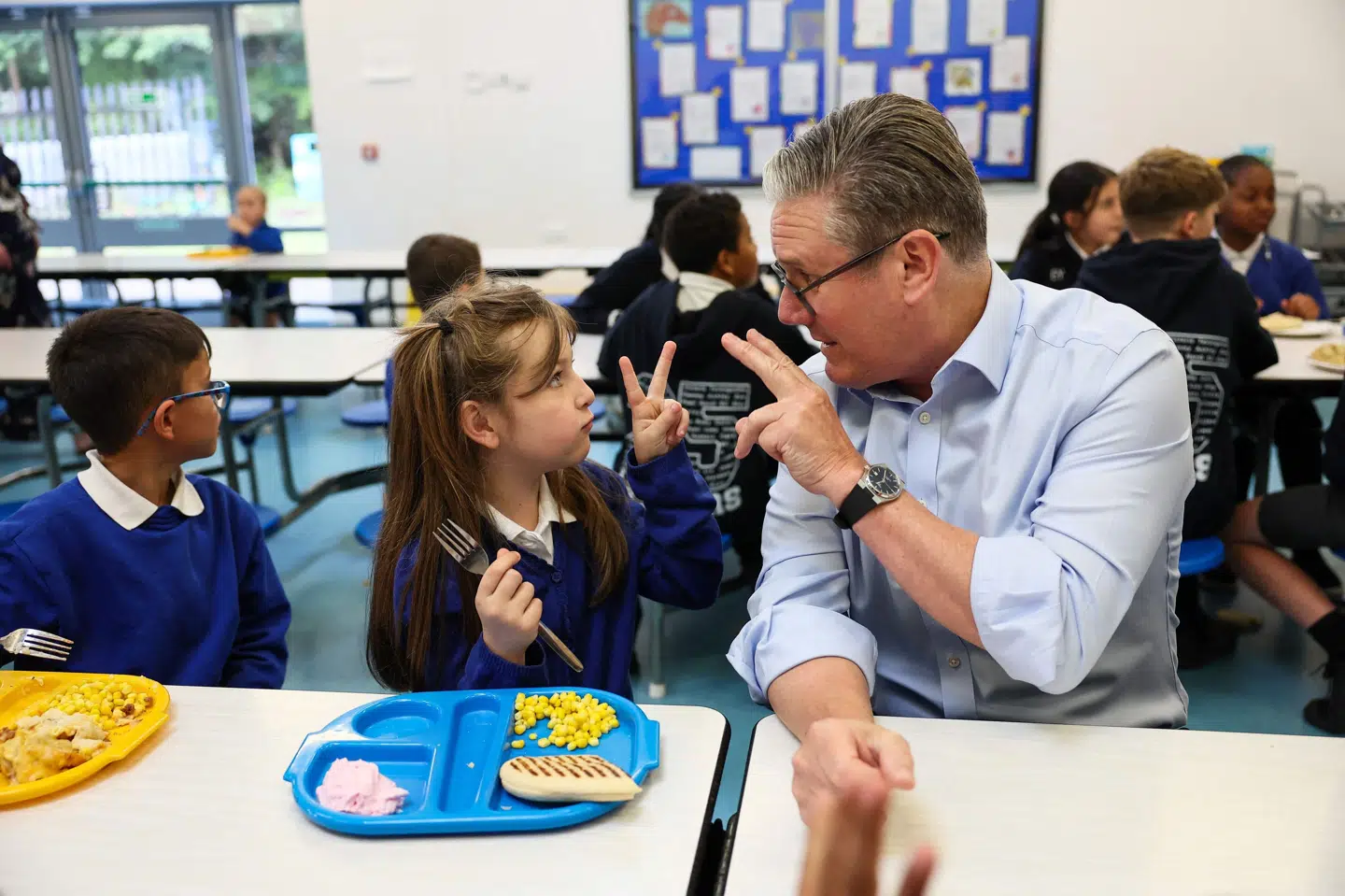 I juni besøgte Storbritanniens premierminister, Keir Starmer, en skole i Essex i England, hvor han talte med elever under deres frokostpause. Mandag er et forbud mod reklamer for junkfood trådt i kraft, hvilket skal bekæmpe fedme blandt britiske børn. (Arkivfoto).