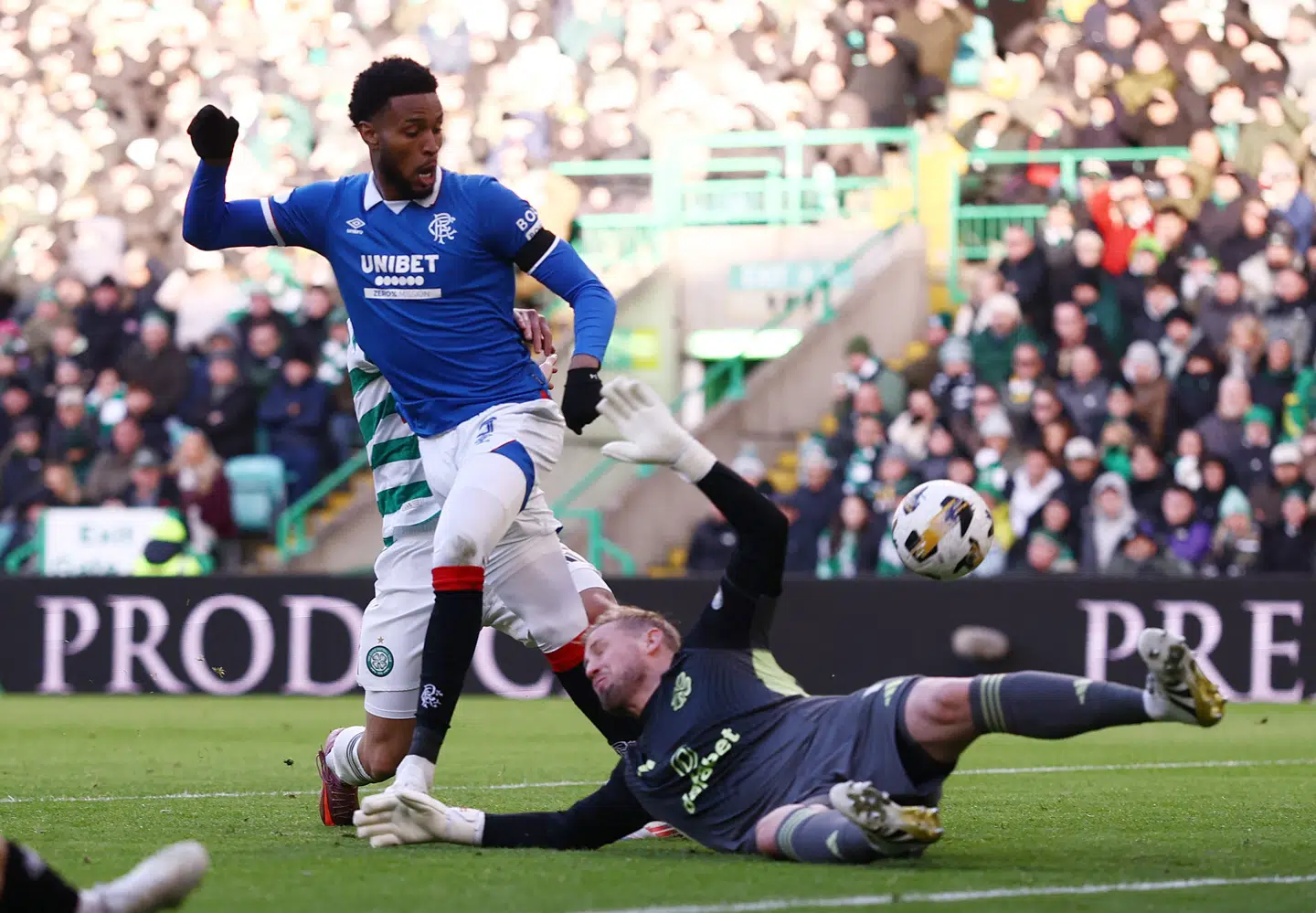 Kasper Schmeichel bliver passeret i kampen mod Rangers.