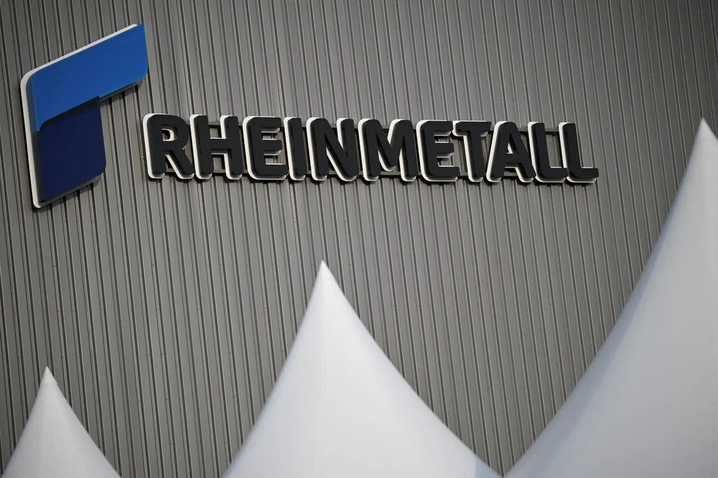 FILE PHOTO: Logo of the ammunition maker Rheinmetall, on the day of the inauguration of a new artillery plant of ammunition maker Rheinmetall, in Unterluess, Germany August 27, 2025. REUTERS/Annegret Hilse/File Photo