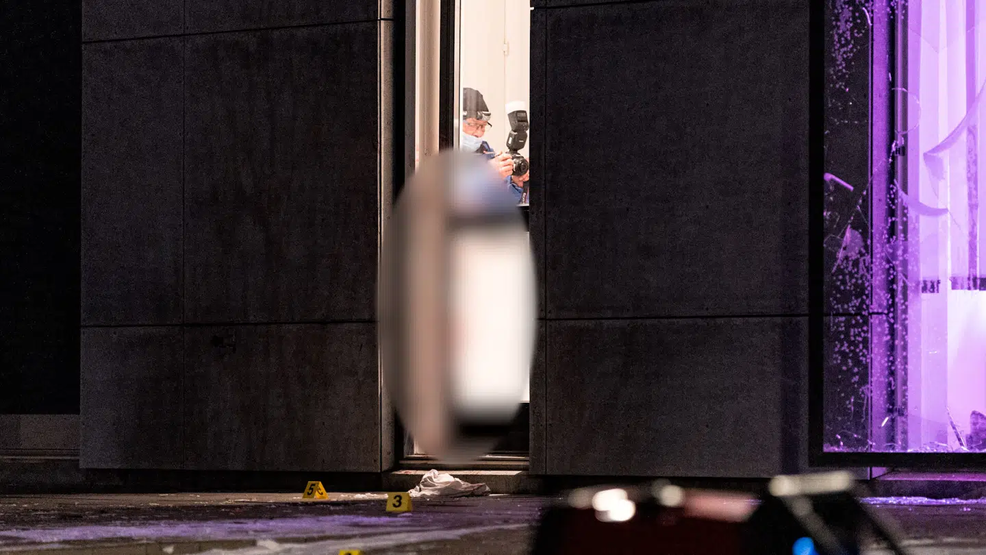 Politiet er til stede på Brombærvej søndag aften / natten til mandag, hvor man har afspærret en villa mandag den 5. januar 2026. (Foto: Steven Knap/Scanpix 2026)