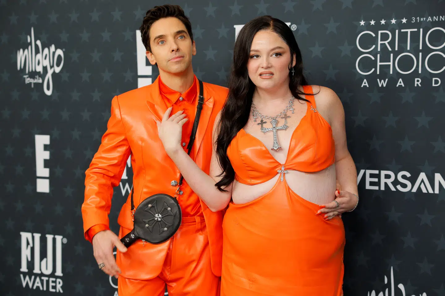 Skuespillerne Paul W. Downs og Megan Stalter på den røde løber til Critics Choice Awards.