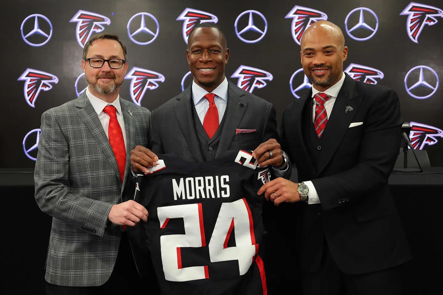 Cheftræner Raheem Morris (i midten) og general manager Terry Fontenot (til højre) er fortid i Atlanta Falcons. (Arkivfoto).