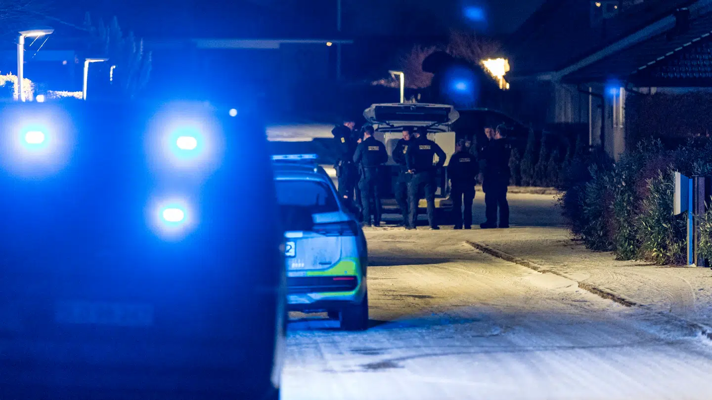 Politiet er til stede på Brombærvej søndag aften / natten til mandag, hvor man har afspærret en villa mandag den 5. januar 2026.