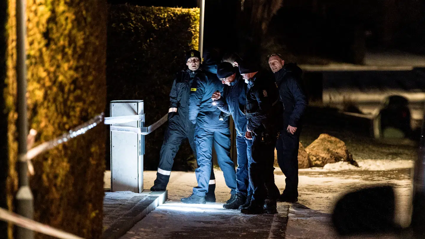 Politiet er til stede på Brombærvej søndag aften / natten til mandag, hvor man har afspærret en villa mandag den 5. januar 2026. (Foto: Steven Knap/Scanpix 2026)