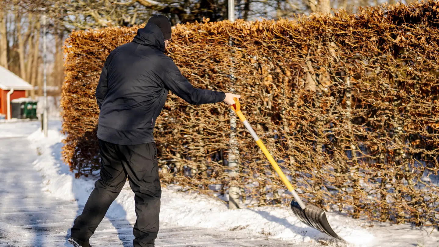 Danskerne har fået travlt med at fjerne sneen.