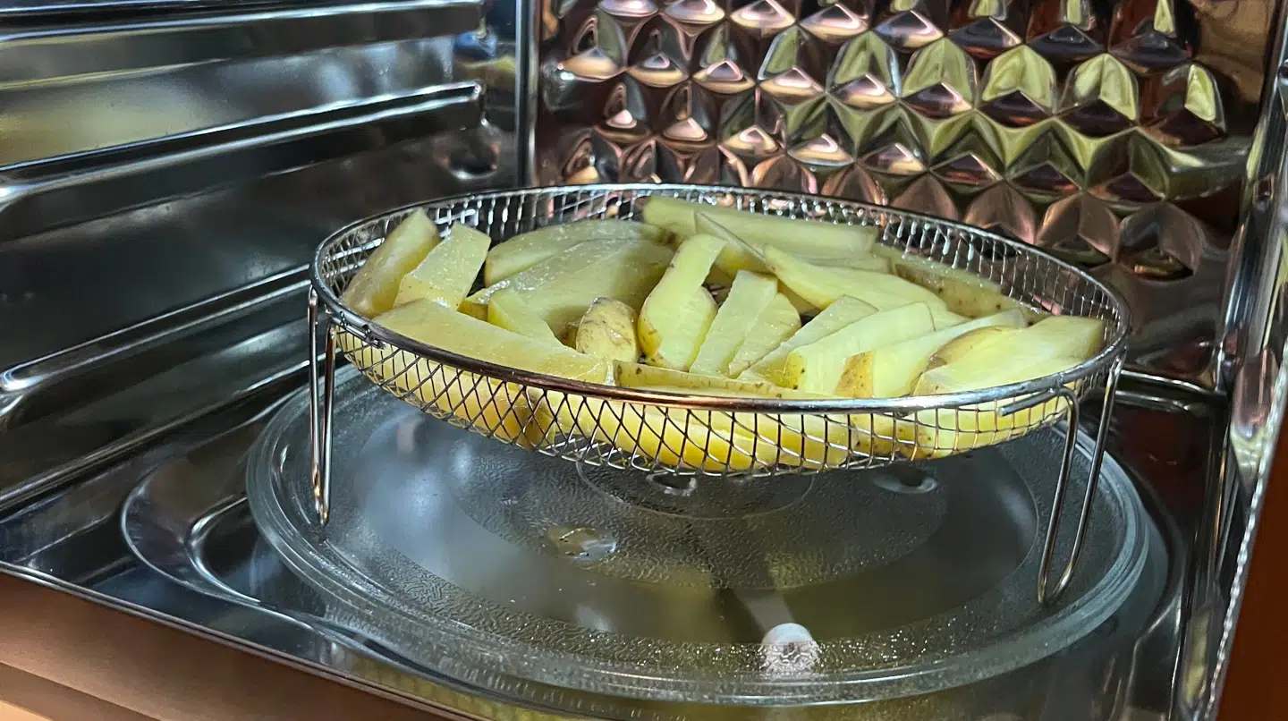 Efter kort tid bliver disse kartofler til helt sprøde fritter