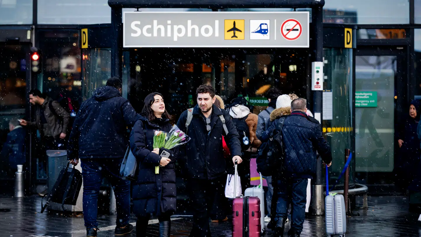 Rejsende ved Amsterdam Airport Schiphol er påvirket af de massive aflysninger.