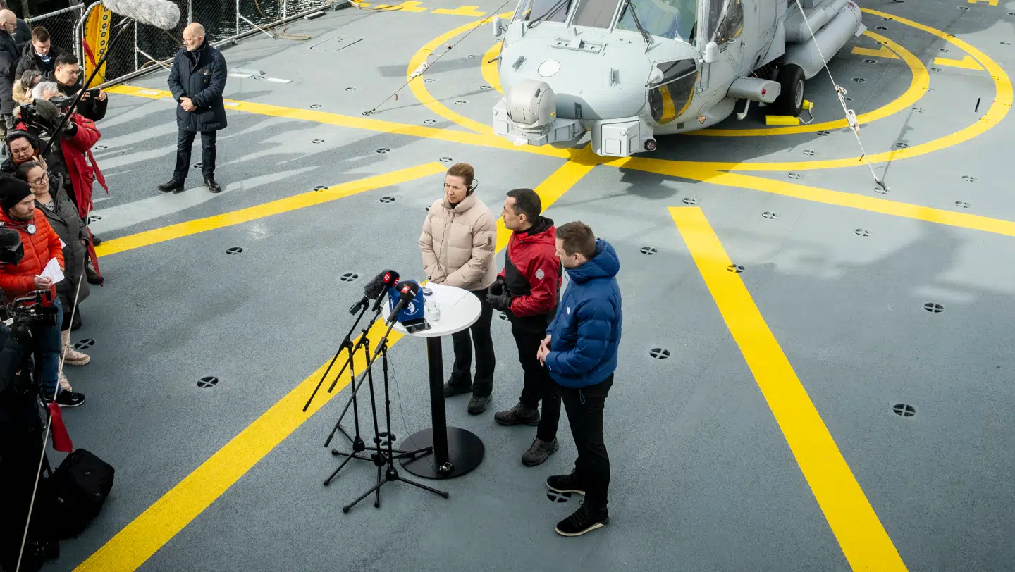 ARKIV-foto. Statsminister Mette Frederiksen (S), Múte Bourup Egede og Jens-Frederik Nielsen holder pressemøde ombord på Forsvarets inspektionsskib Vædderen i Nuuk.