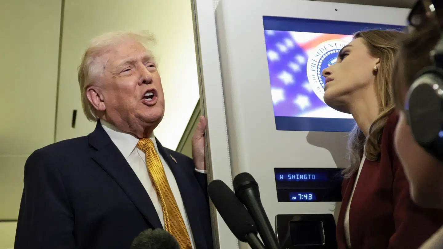 Donald Trump taler til pressen på sit fly Force One natten til mandag dansk tid. USA har 'absolut brug for Grønland', lød det blandt andet fra ham.