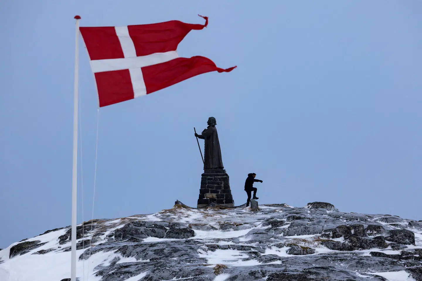 Lige nu vejrer det danske flag over Grønland og statuen af Hans Egede i Nuuk. Står det til Donald Trump, er det 'Stars and Stribes', der skal blæse i den kolde vind.