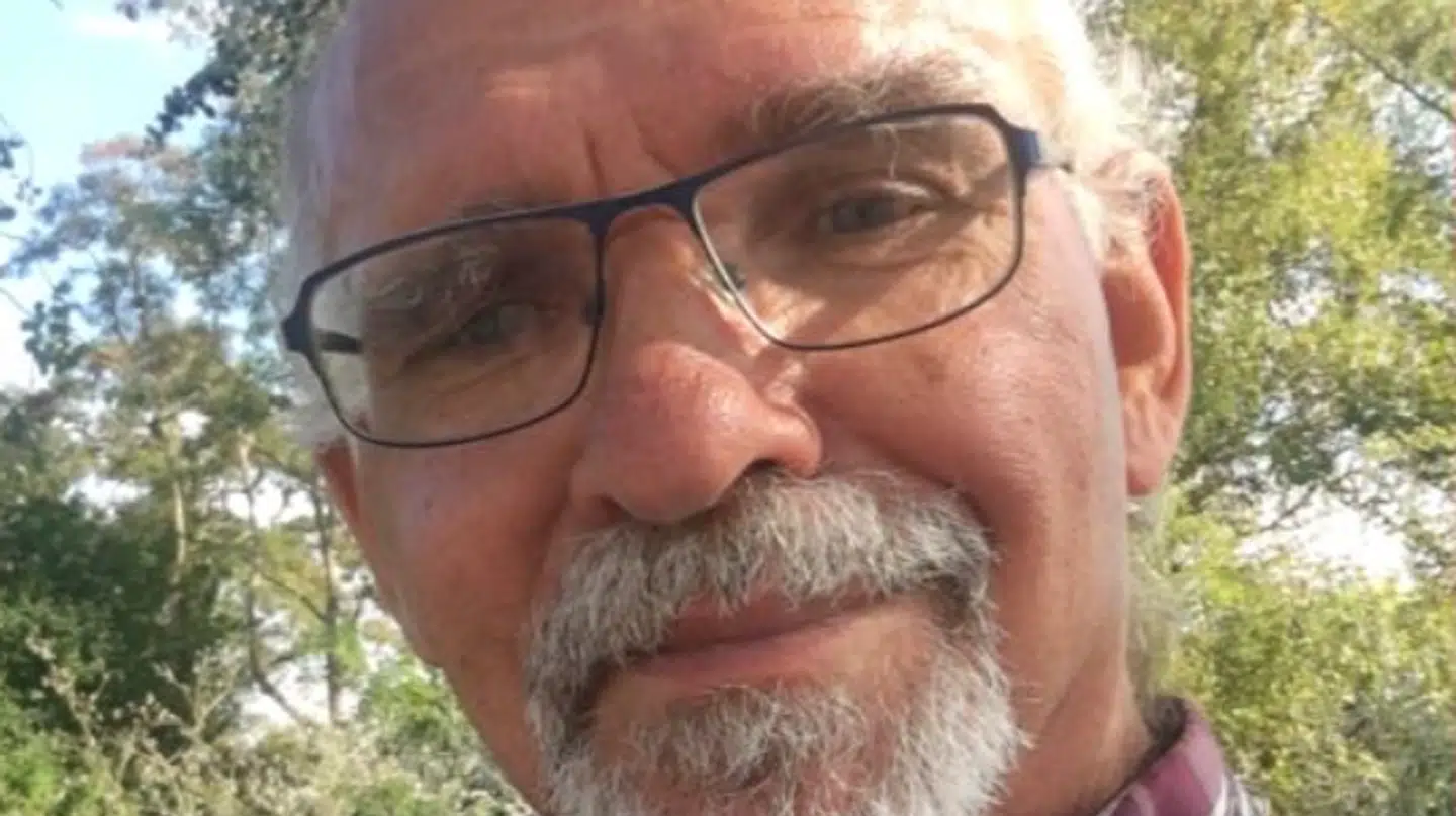 Henrik Johansen, 77 år, blev den 30. december fundet død i et redskabskur tilknyttet hans bolig i Svendborg. En 30-årig mand, som ifølge flere kilder jævnligt er kommet på adressen, er nu sigtet for drab på den fraskilte pensionist.