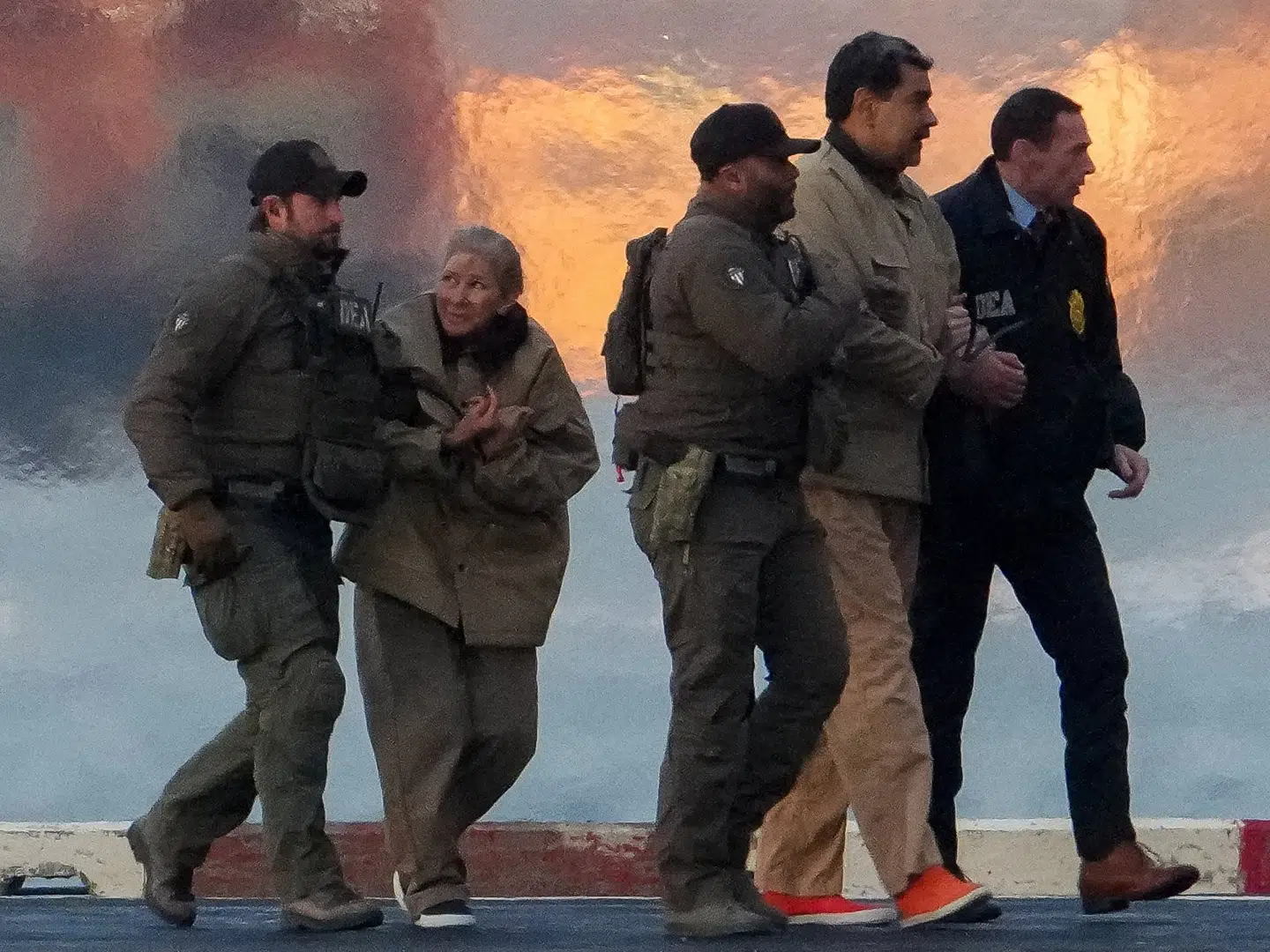 Den tilfangetagne venezuelanske præsident Nicolas Maduro ankommer til Manhattan, hvor han mandag skal for retten.