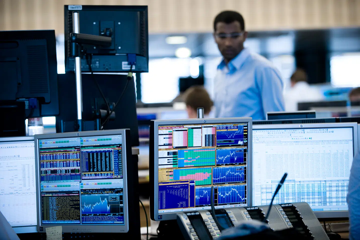 På valutamarkederne handles der dagligt for milliarder af kroner. Nu er fokus på, om Danmarks Nationalbank må gribe ind for at forsvare kronen. Det nye år byder på en helt anderledes dagsorden for den danske valuta.