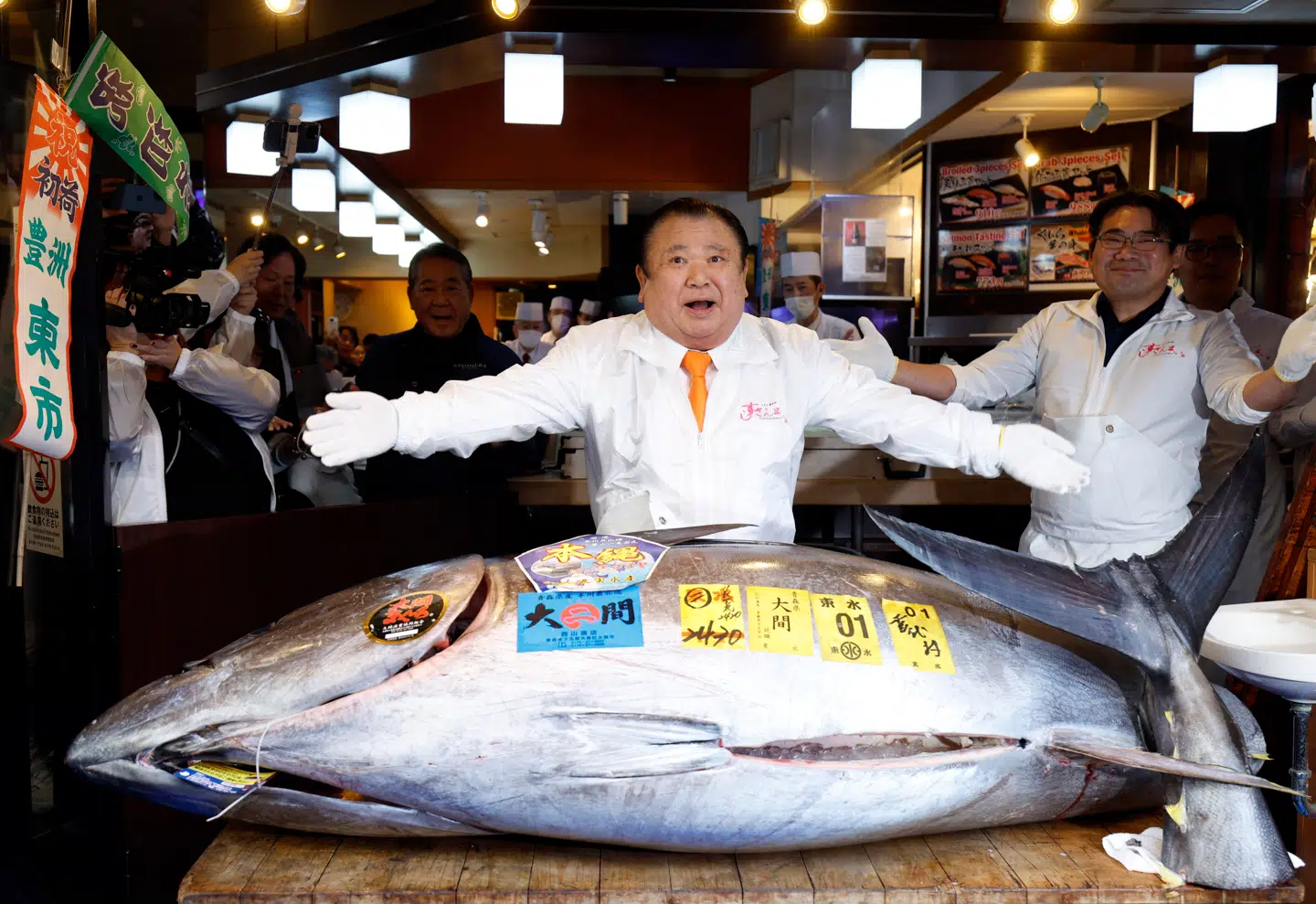 Kiyoshi Kimura, manden bag den japanske sushikæde Sushi-Zanmai foran den 243 kg tunge blåfinnede tun, som han har købt for næsten 21 millioner kroner.