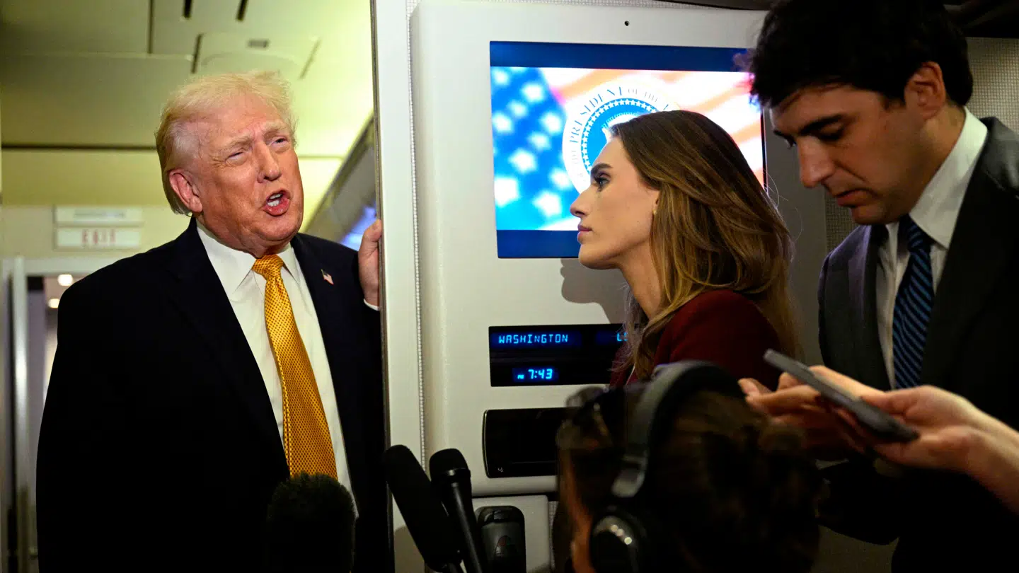 Donald Trump svarer på spørgsmål fra pressen ombord på Air Force One natten til mandag dansk tid.