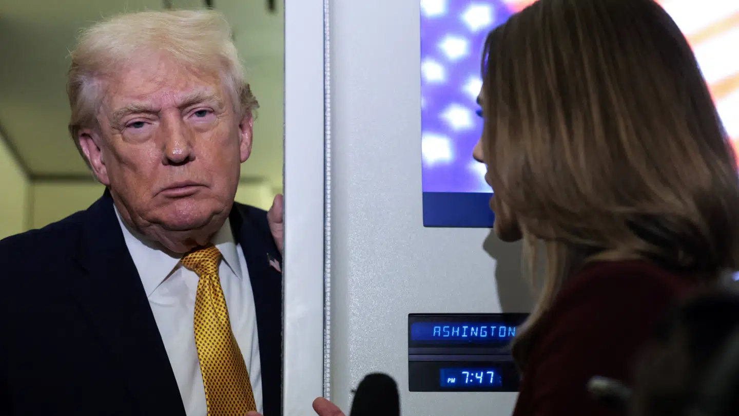 Her ses USAs præsident, Donald Trump, søndag få stillet spørgsmål om blandt andet Grønland af en journalist på Air Force One.