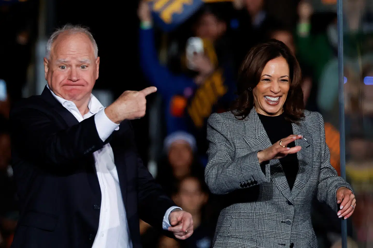 Tim Walz stod bag tidligere præsidentkandidat Kamala Harris i 2024. Mandag trækker han sig fra guvernørvalget i Minnesota. På billedet ses han sammen med Kamala Harris i Michigan i oktober 2024. (Arkivfoto).