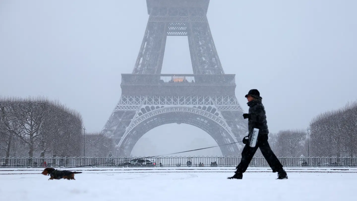 Sneen daler ned i Paris, og det tvinger nu flyselskaber til aflysninger.
