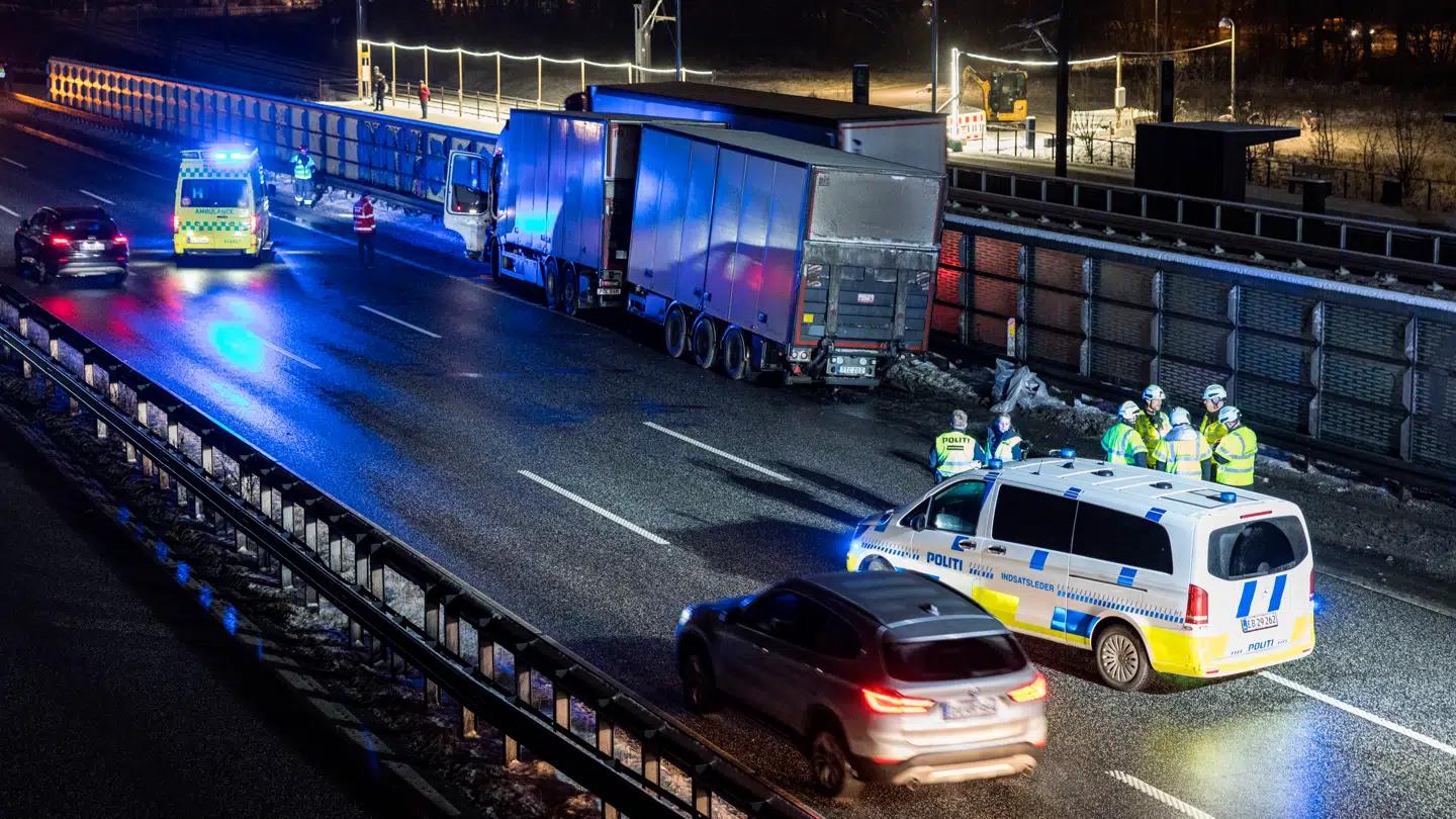 Redning arbejder på stedet ved en lastbil, der mandag aften er forulykket på Helsingørmotorvejen.