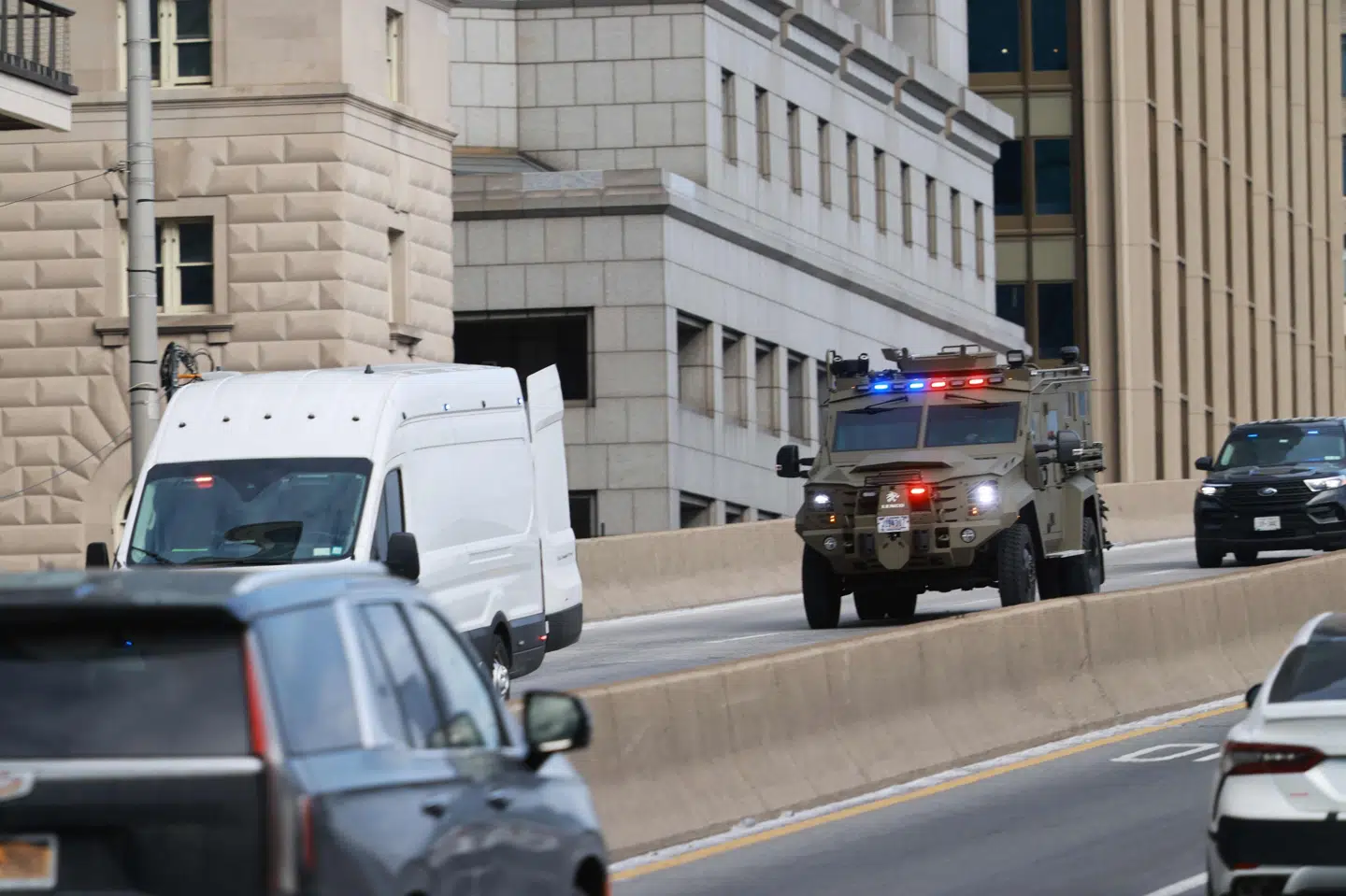 En konvoj, der menes at have Nicolas Maduro og hans hustru med, kører væk fra retsbygning i New York City.