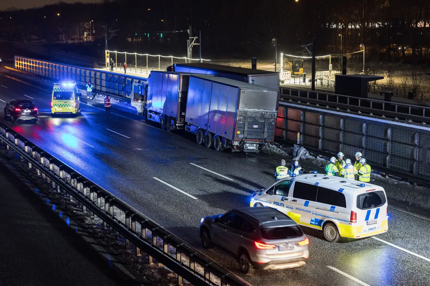 Redning arbejder på Helsingørmotorvejen, hvor en lastbil er forulykket i autoværnet ud for Danmarks Tekniske Universitet (DTU) i Lyngby. Ingen meldinger om tilskadekomne.