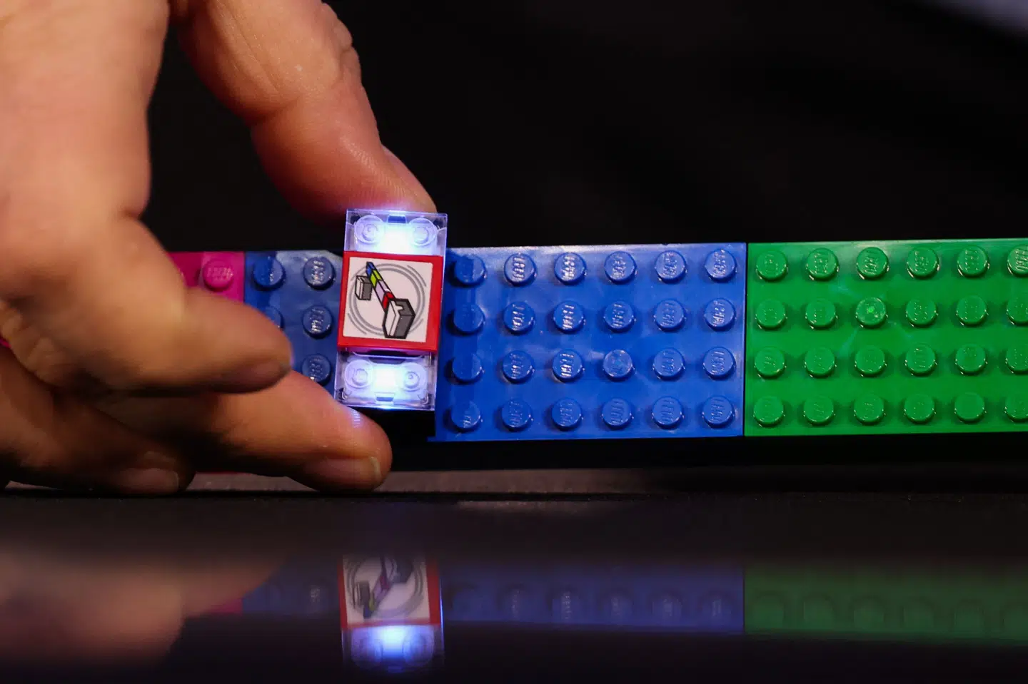 Legos nye klods ligner den klassiske Legoklods i størrelsen, men den kan skifte farve, alt efter hvad man sætter den fast på af andre klodser.