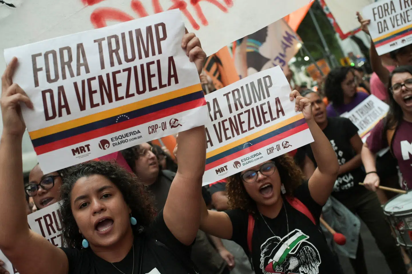 I Rio de Janeiro i Brasilien har indbyggere mandag demonstreret mod tilfangetagelsen af Maduro og amerikanske angreb i Venezuela foran det amerikanske konsulat i byen. Her havde de skilte, hvor der står "Trump ud af Venezuela".
