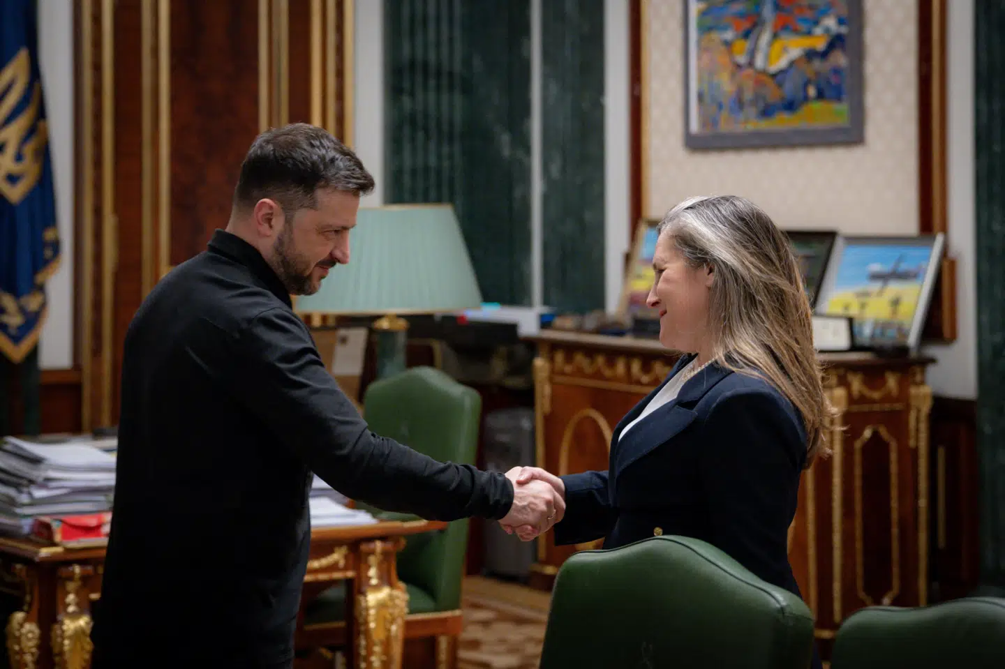 Ukraines præsident, Volodymyr Zelenskyj, og Chrystia Freeland ses under et møde i Ukraines hovedstad, Kyiv, mandag.