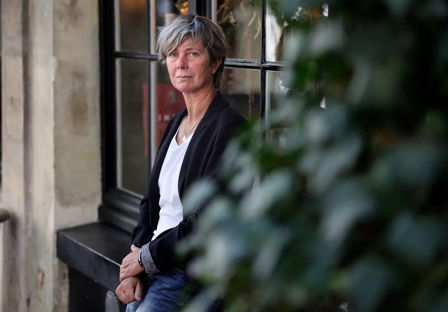 Sandrine Collette, født 1970, har skrevet 11 romaner. Hendes store gennembrud var romanen »Vi var ulve«, der udkom på fransk i 2022.