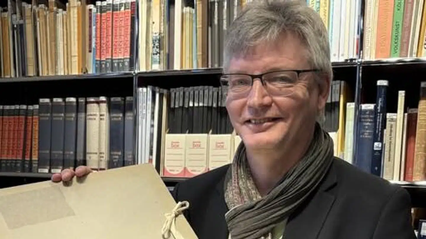 Michael Fjeldsøe, der er leder af Carl Nielsen Centret, står med en kapsel svarende til den, der nu skal åbnes.